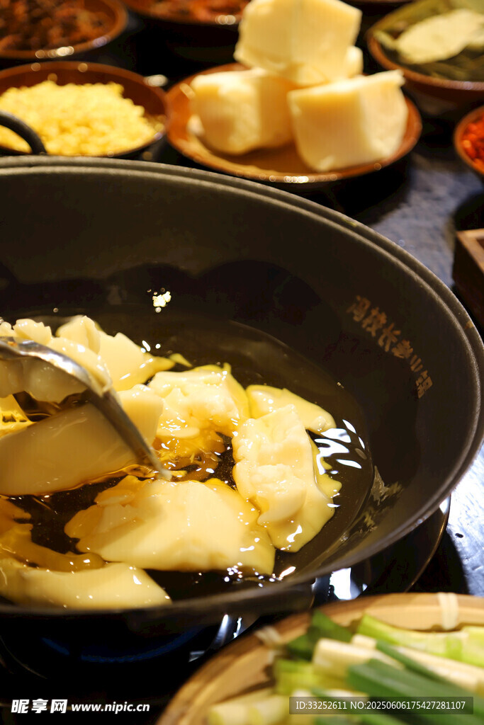 美味火鍋食材正在烹煮