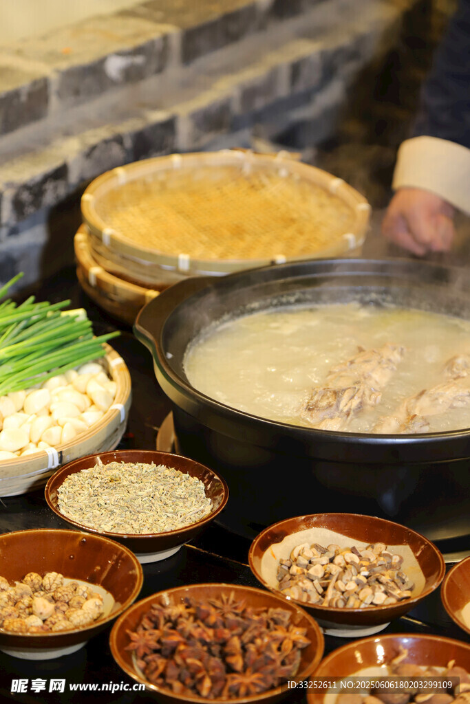豐富火鍋食材擺滿一桌