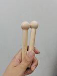 手拿木棍特寫