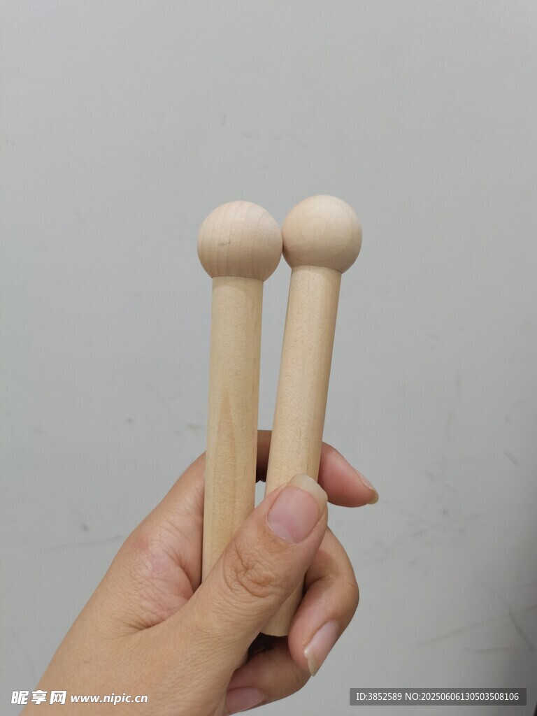 手拿木棍特寫