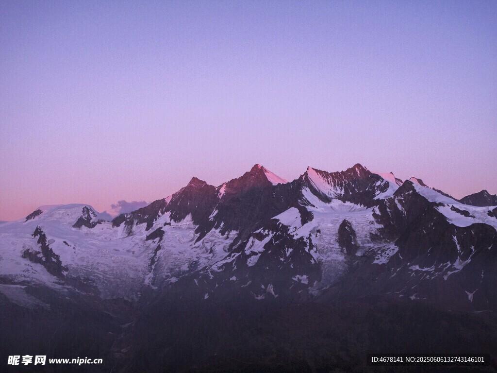 雪山暮色美景