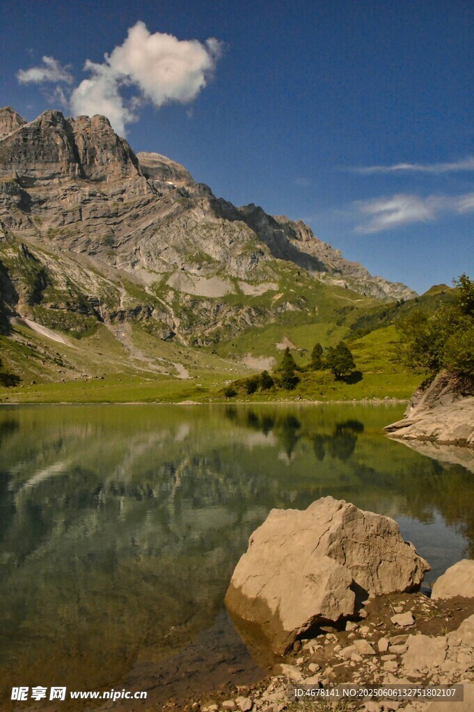 高山湖泊美景