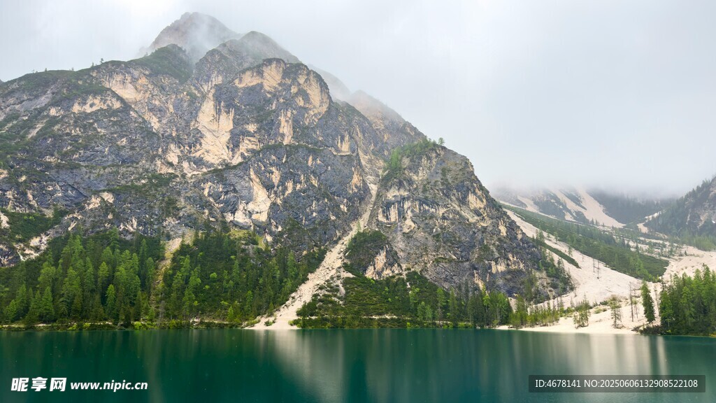高山湖畔美景