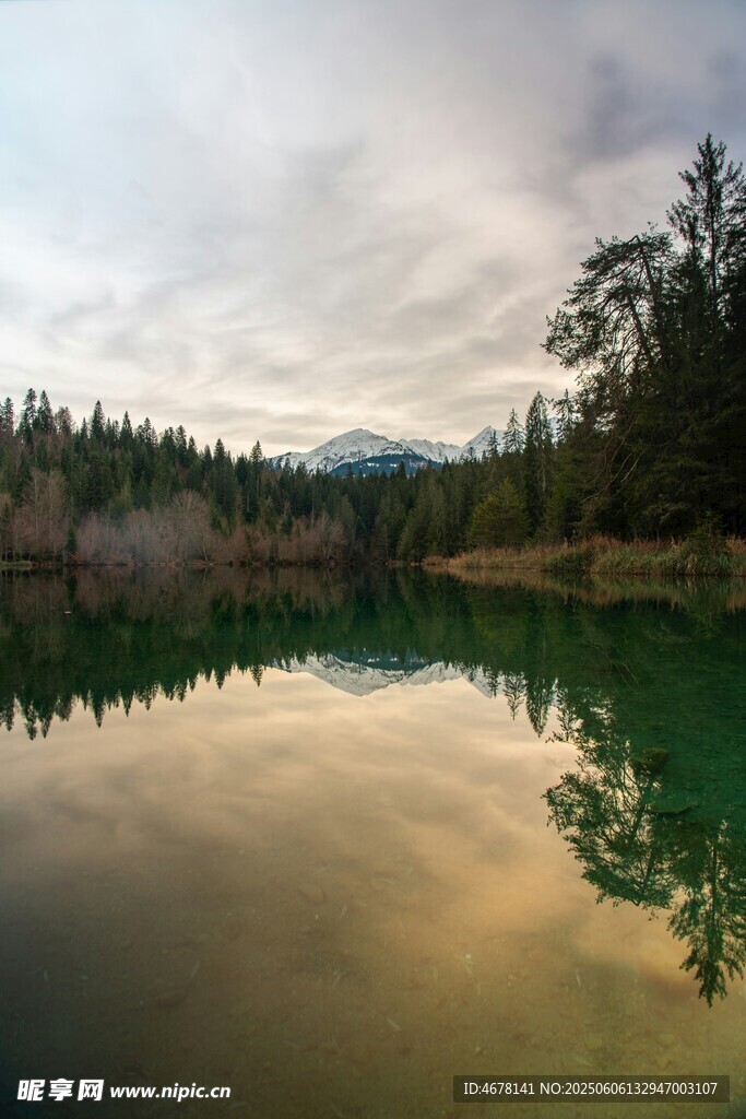 寧靜湖畔山林倒影美景
