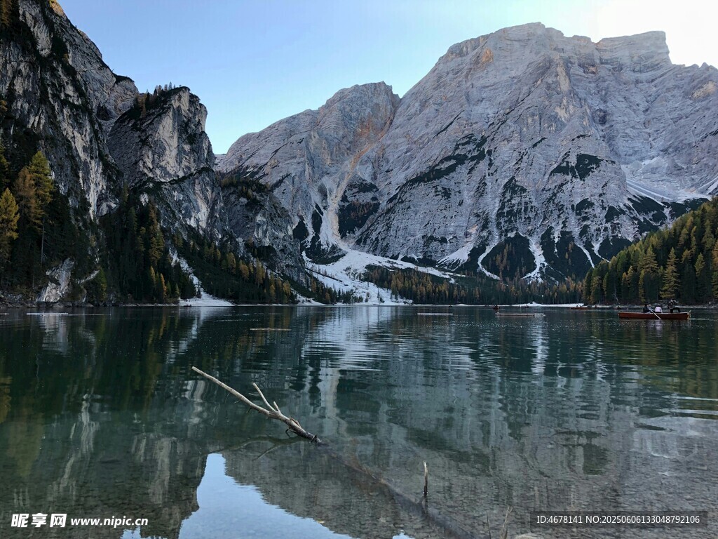 山間湖泊美景