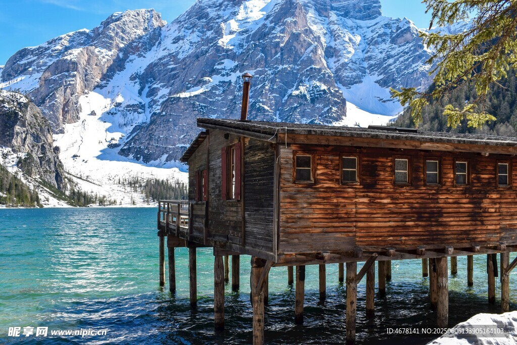 湖畔木屋與壯麗雪山美景
