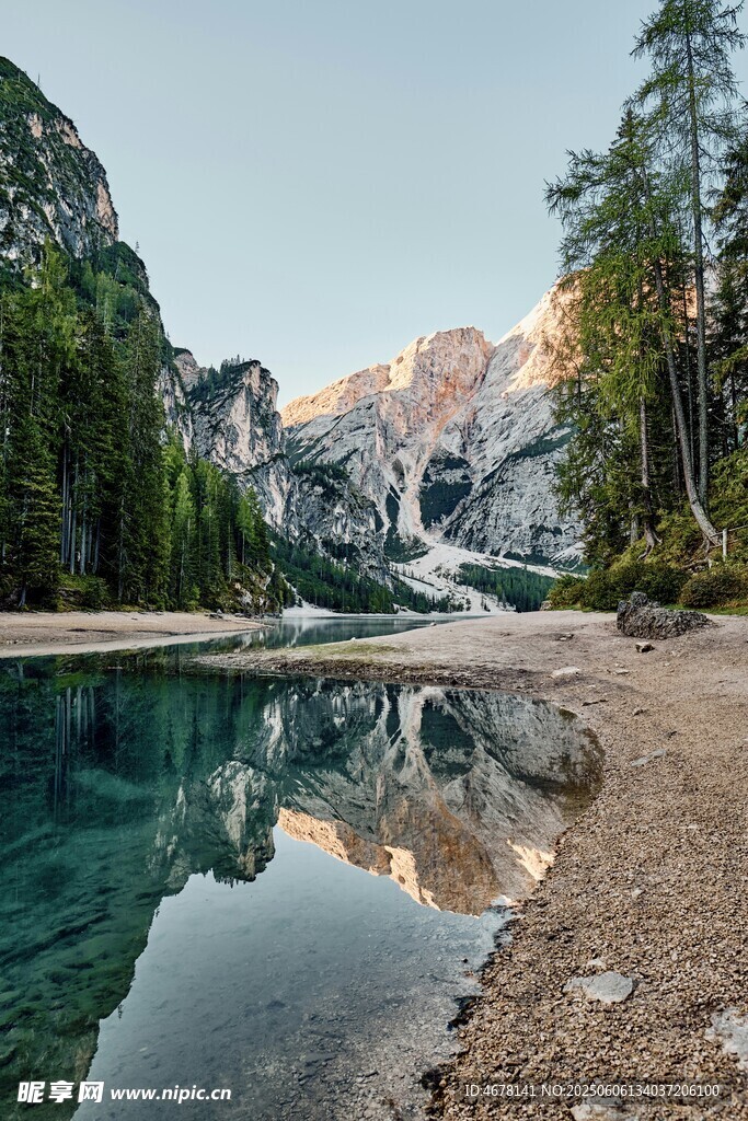 山間清澈湖泊美麗景致