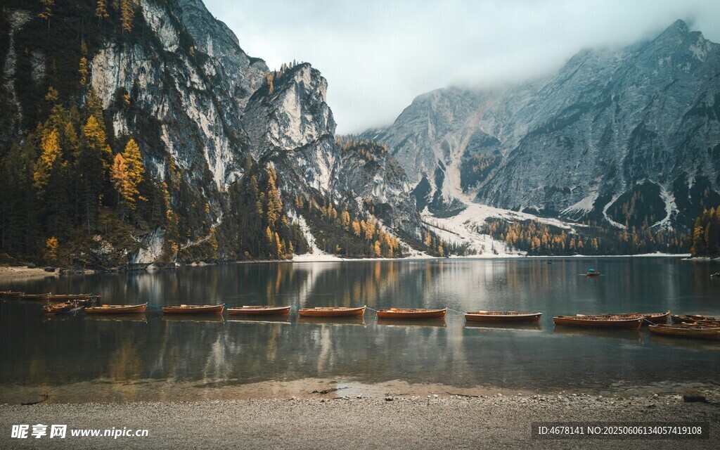 山水相依的靜謐湖景