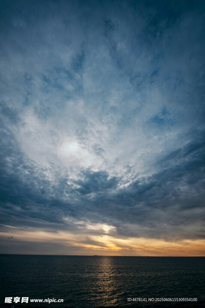 海上日落天空壯麗美景