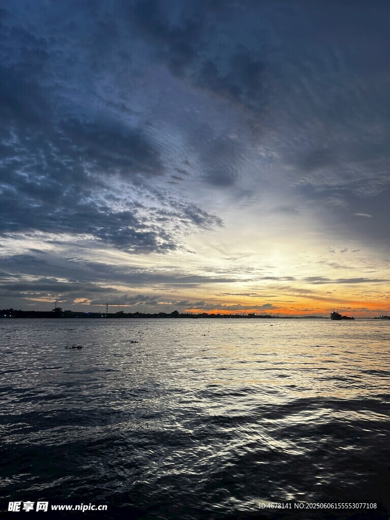 海上日落時(shí)分的壯麗景象