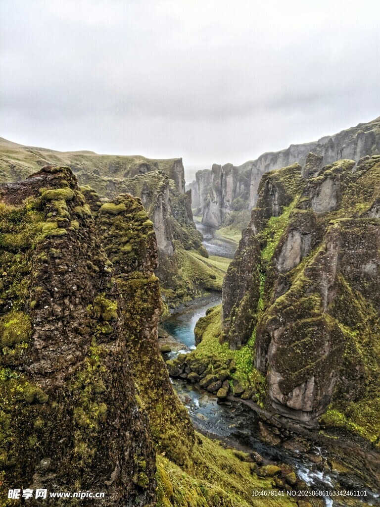 壯麗峽谷間的蜿蜒河流