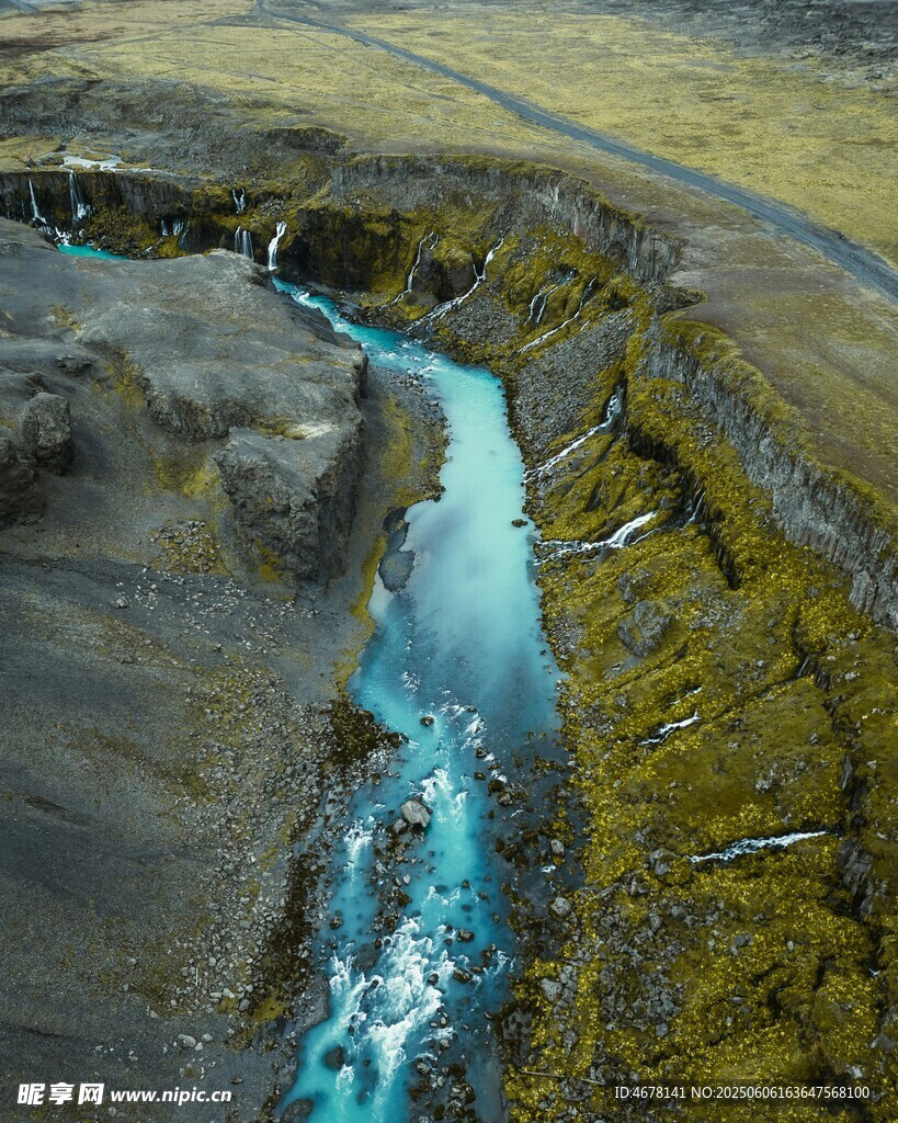 藍綠色山間溪流景觀