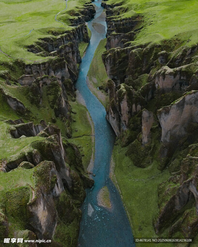 峽谷間的藍色河流景觀