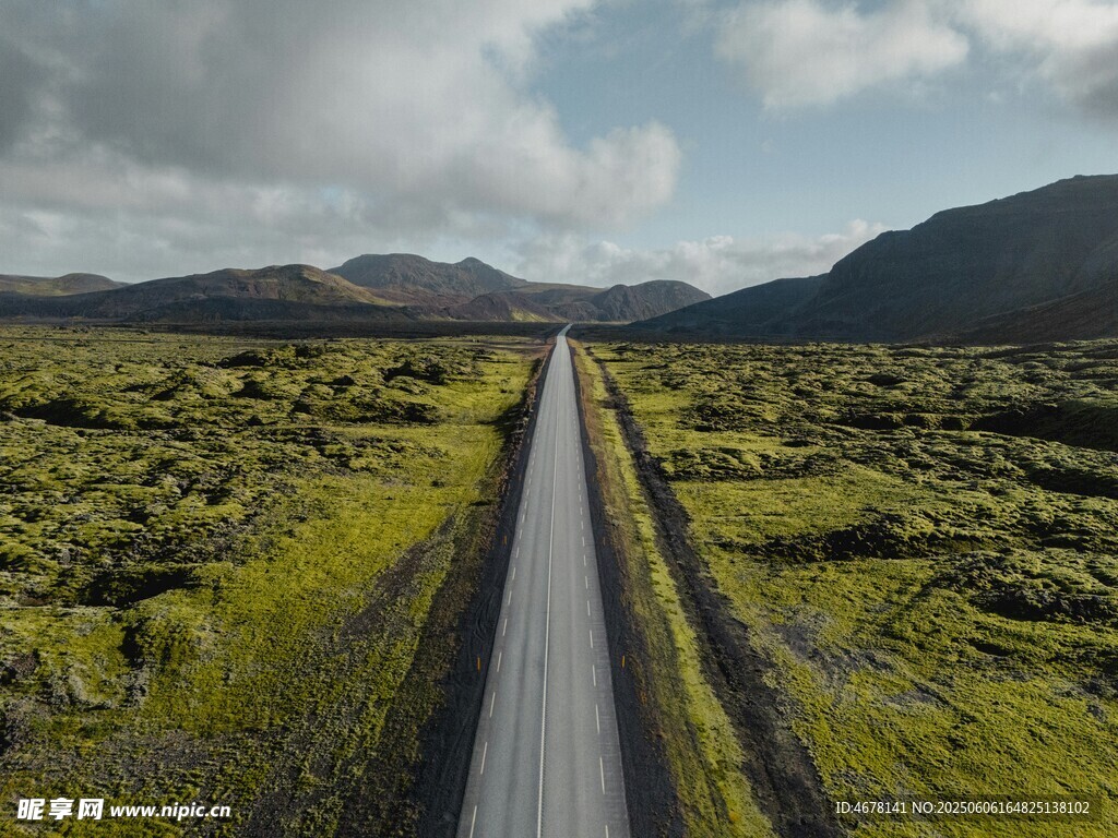曠野中的筆直公路