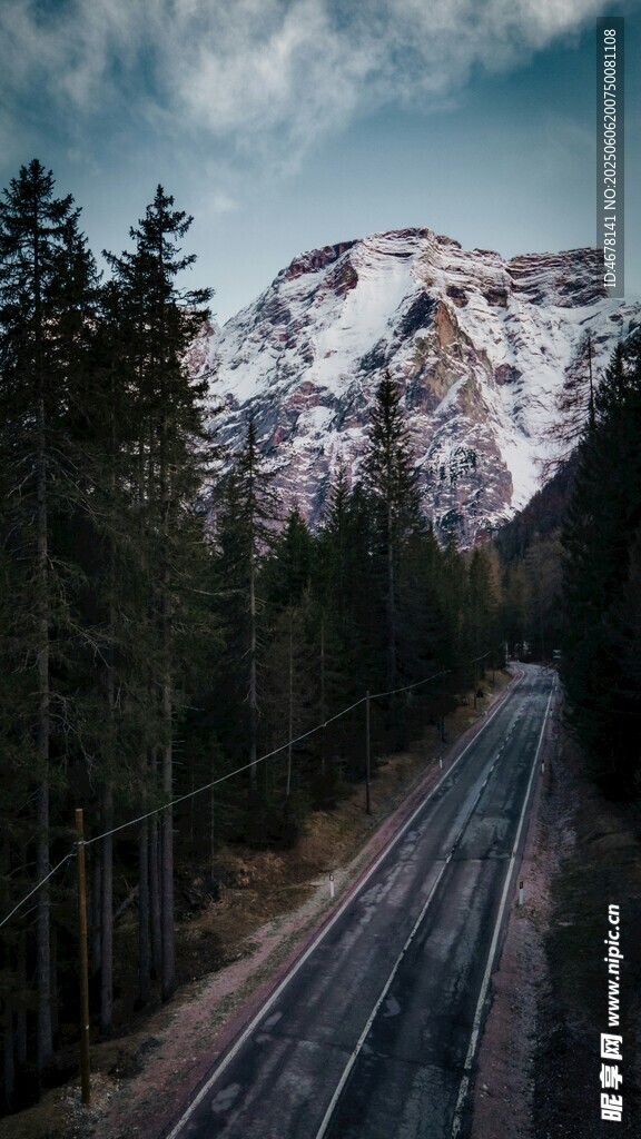 雪覆山林間的鐵軌風景