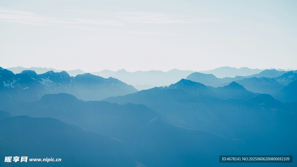 連綿藍(lán)調(diào)山脈遠(yuǎn)景