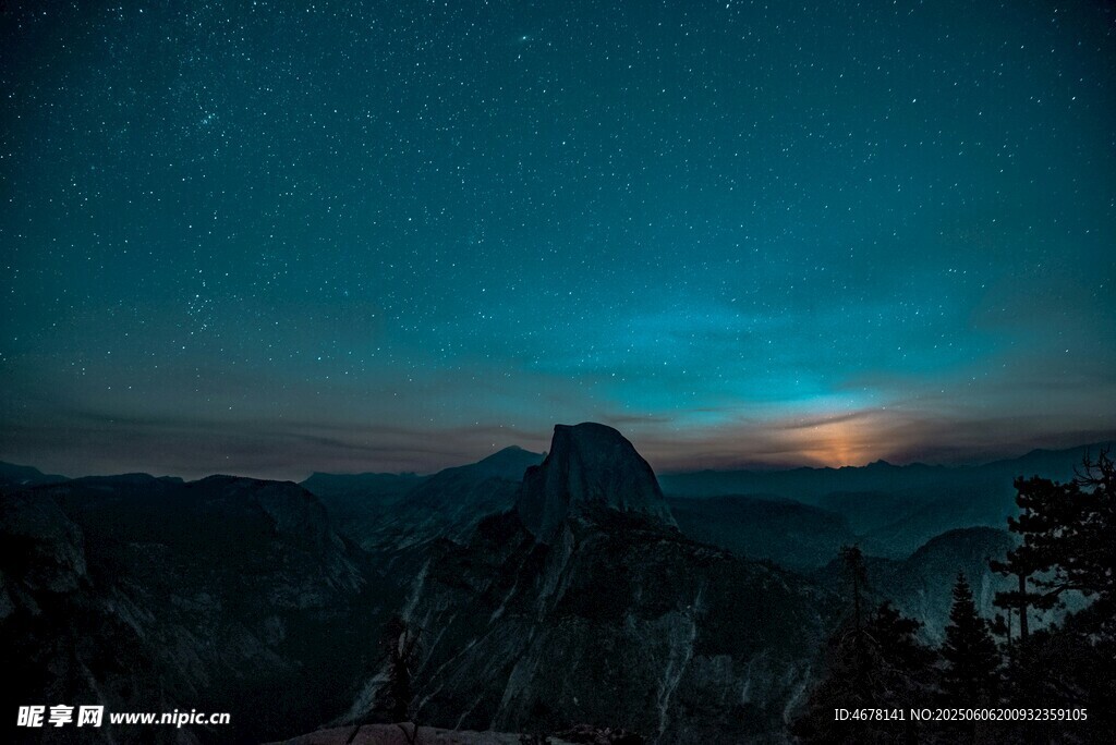 夜幕下的山巒與璀璨星空