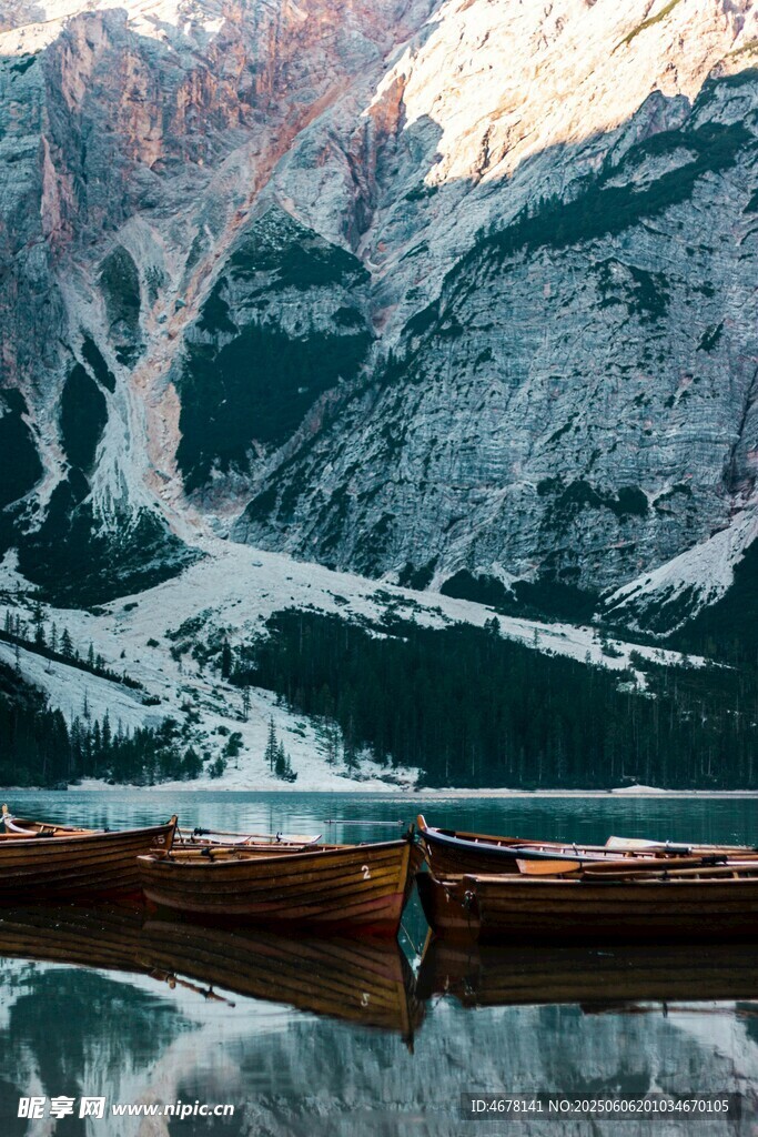雪山湖泊旁的靜謐景象