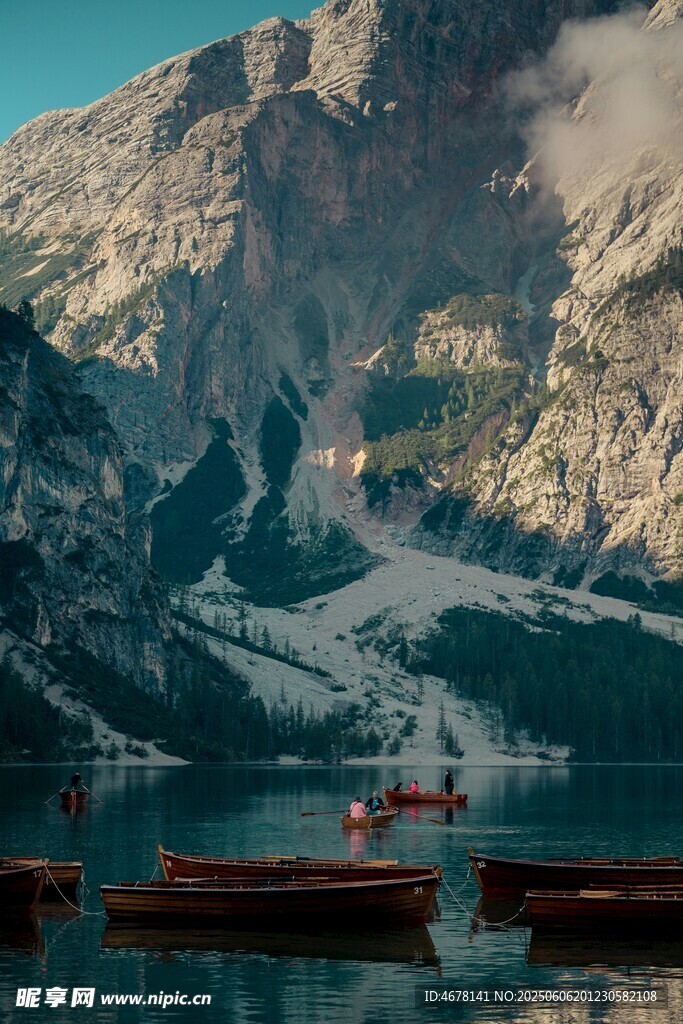 高山湖畔的寧靜景致