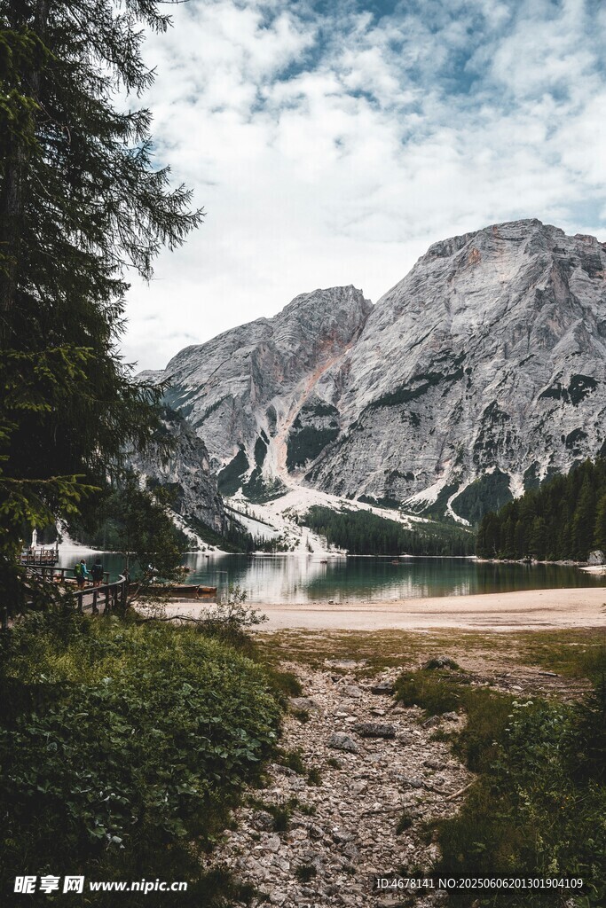 山間湖畔美景