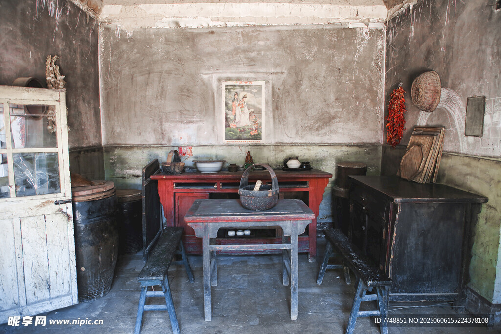 老舊屋內(nèi)的簡(jiǎn)易桌椅陳設(shè)