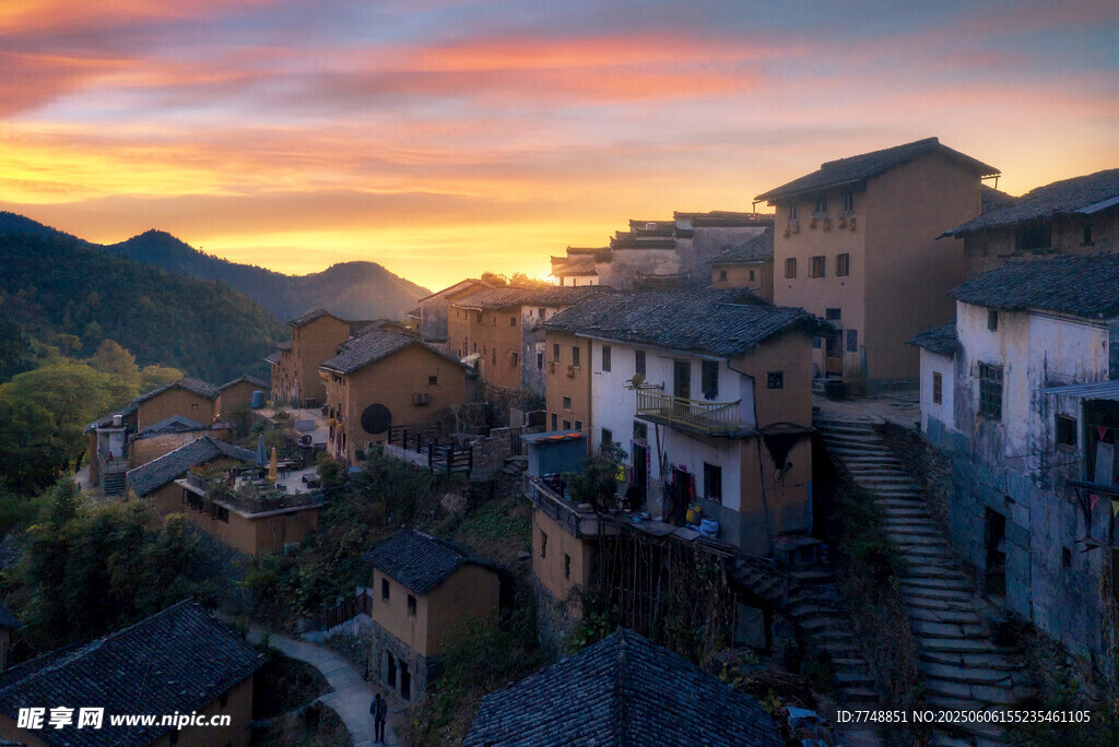 夕陽下的古樸村落美景
