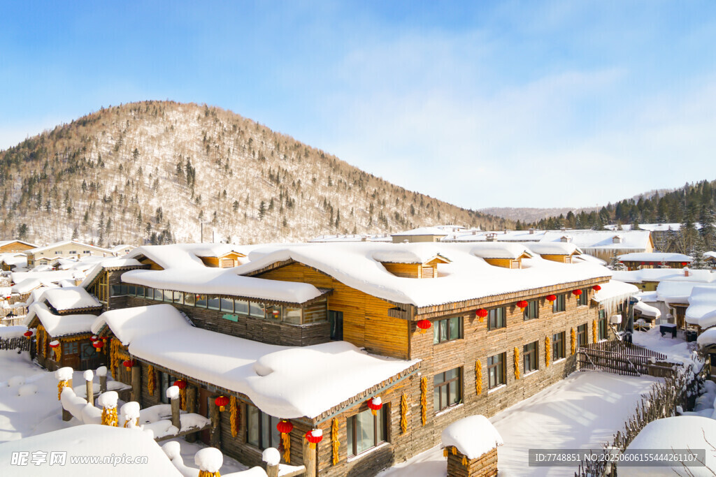 雪覆山村美景