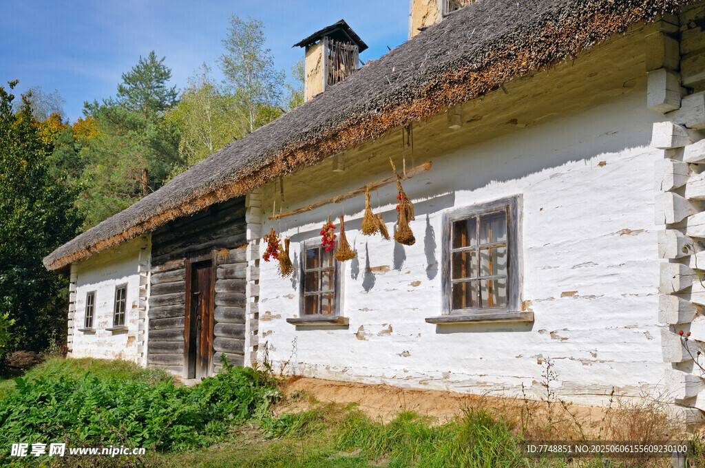 鄉(xiāng)村白墻小屋的寧靜景致