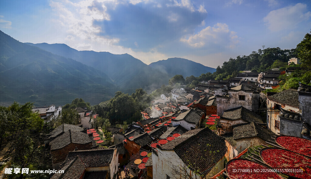山村秋景 屋頂曬滿作物