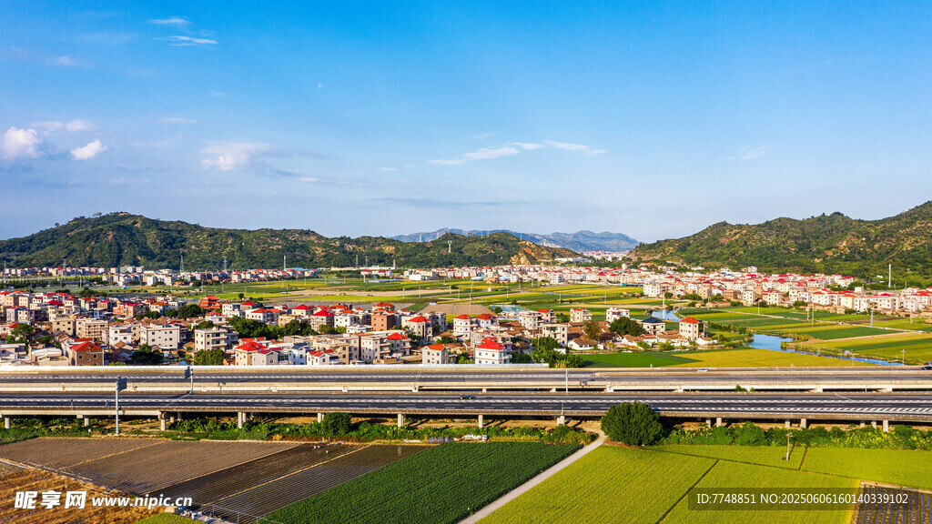 田園公路旁的美麗村落