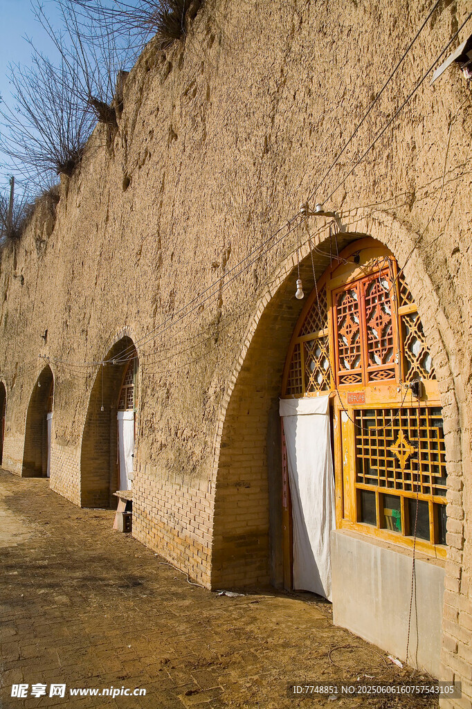 黃土墻下的拱形建筑景觀