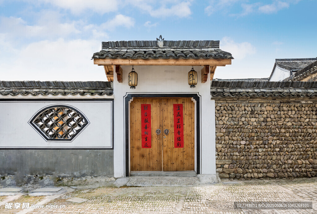 中式傳統(tǒng)院門古樸雅致
