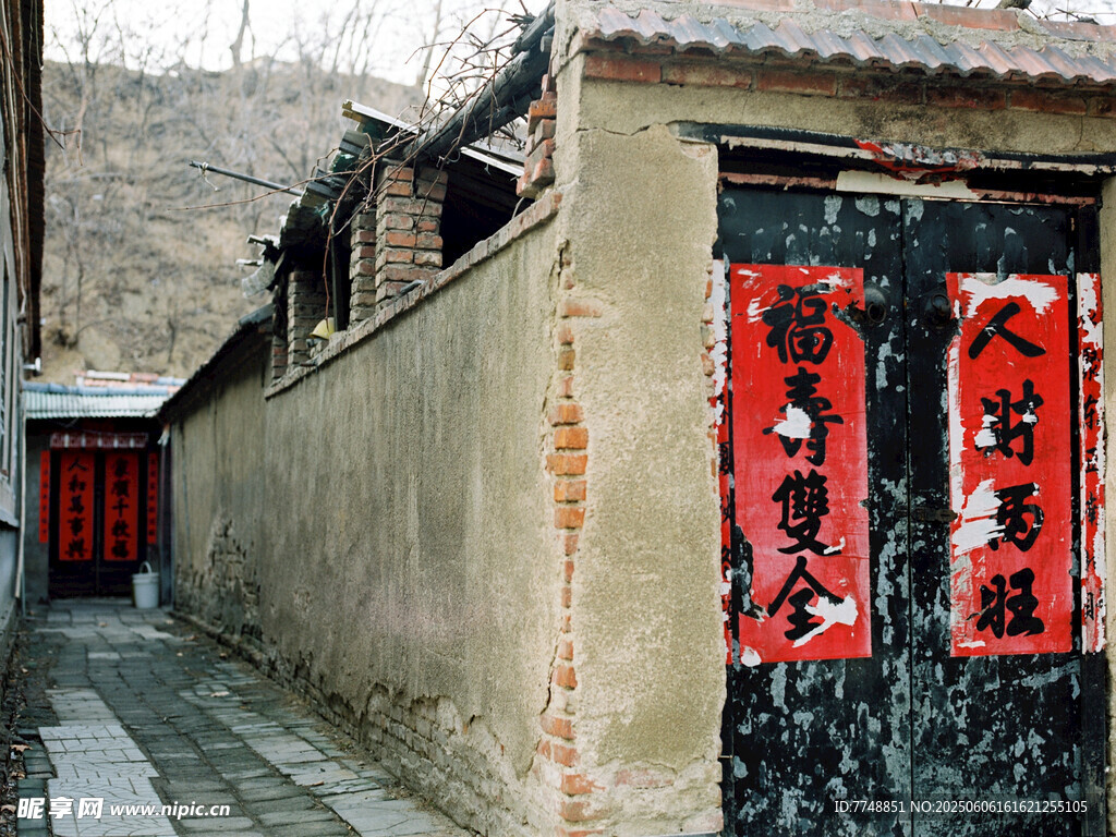鄉(xiāng)村舊居的新春對聯(lián)景象