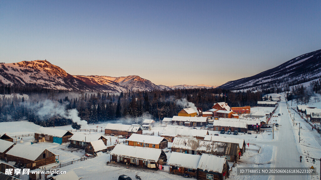 雪覆山村美景