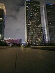 都市夜景下的高樓道路
