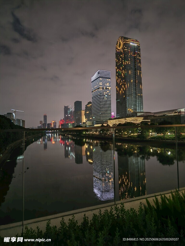 城市夜景湖畔璀璨燈火