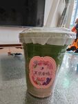 可愛貼紙裝飾的綠色飲品