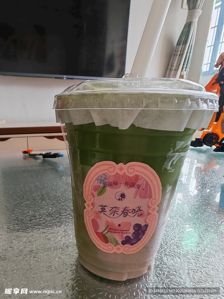 可愛貼紙裝飾的綠色飲品