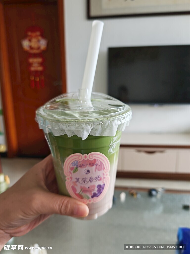 手持抹茶飲品