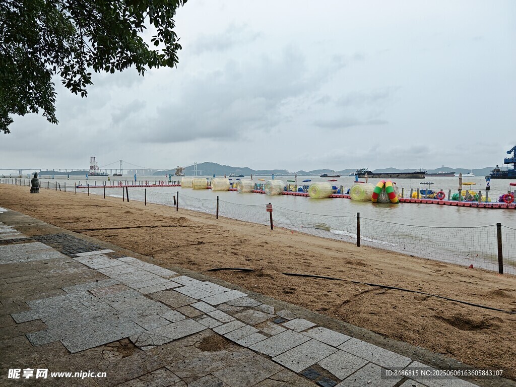 海濱步道陰天景色