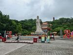 廣場(chǎng)中的大型觀音雕像