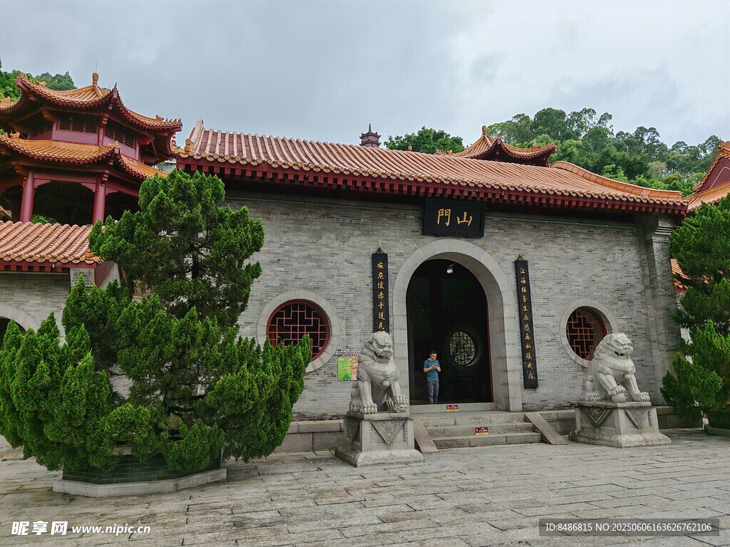 中式古建廟宇入口景觀