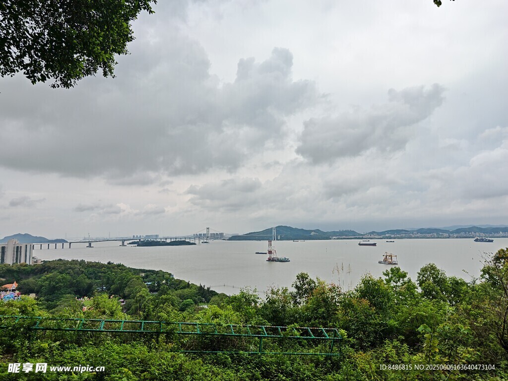 湖畔綠樹環繞的秀麗風光
