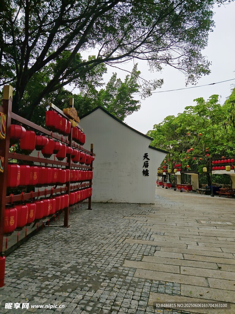 古巷旁的紅色祈福牌景觀