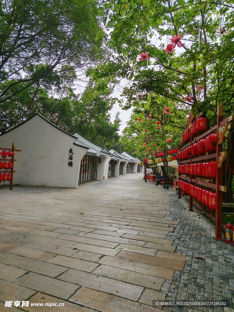 古巷紅飾 靜謐中式景致