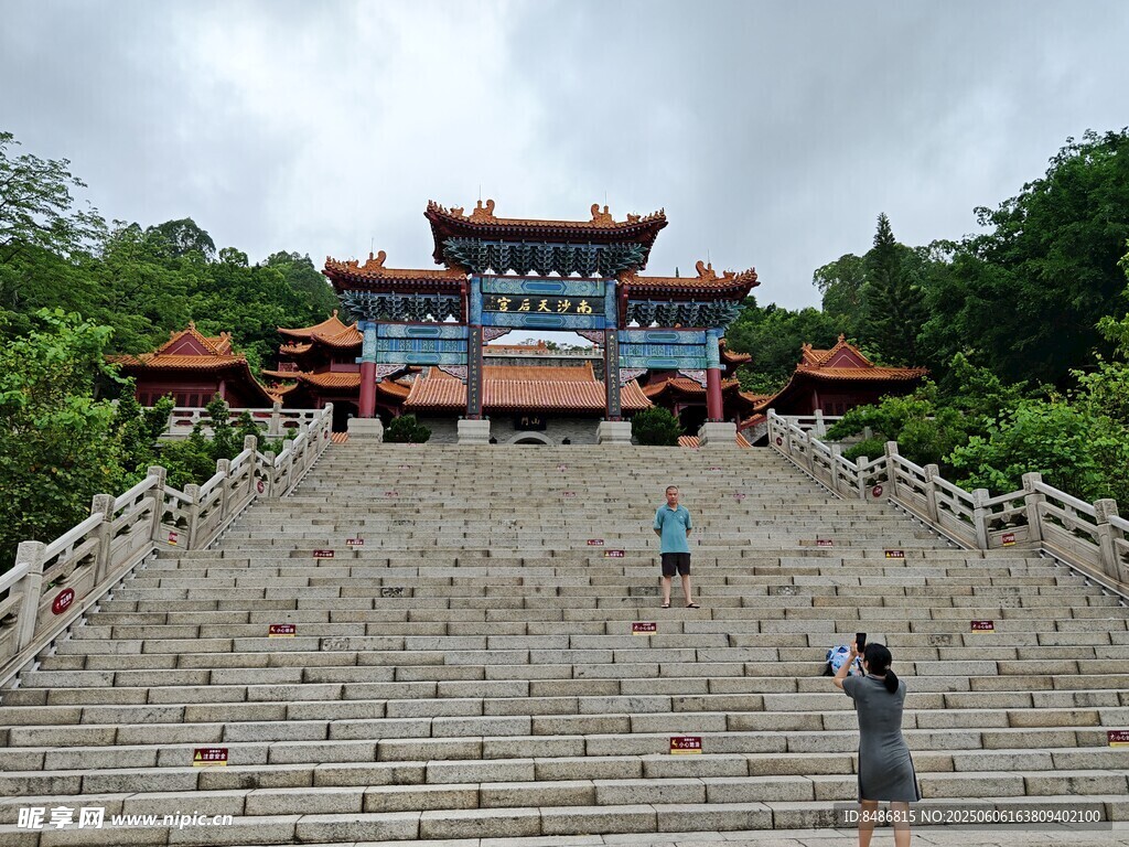 古建臺階前的游客身影