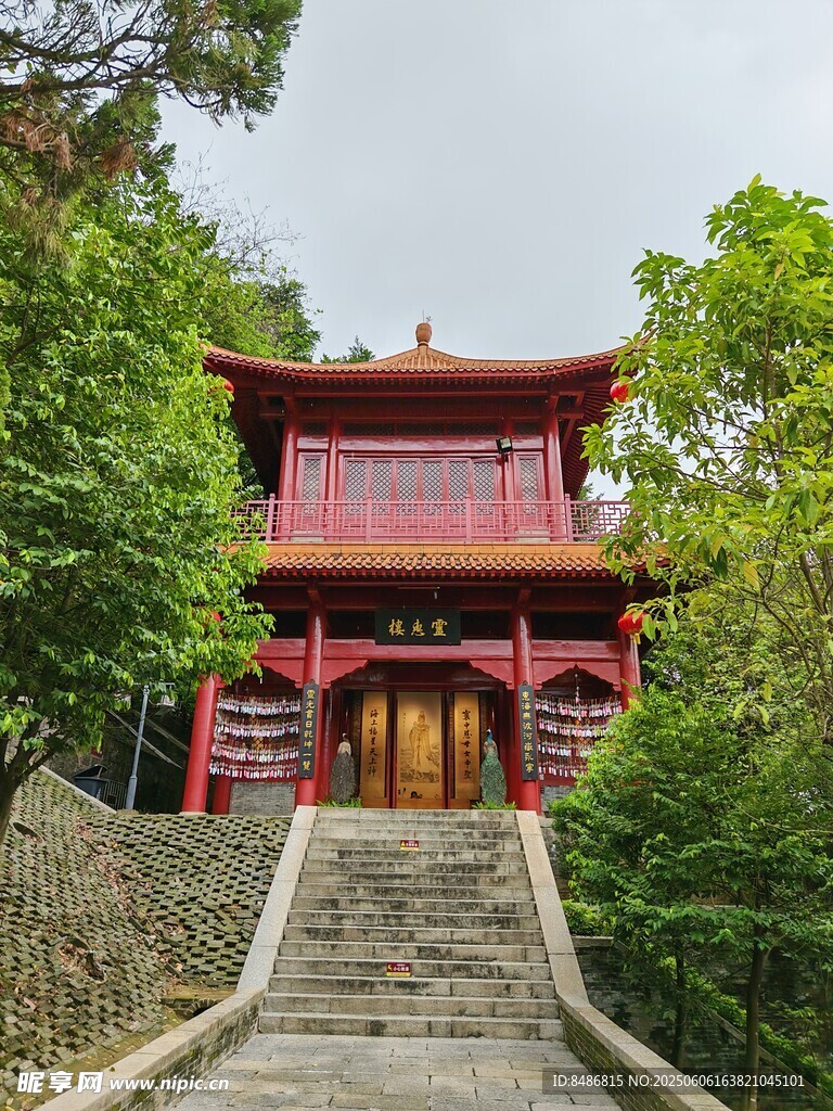 山林中的紅頂古式建筑