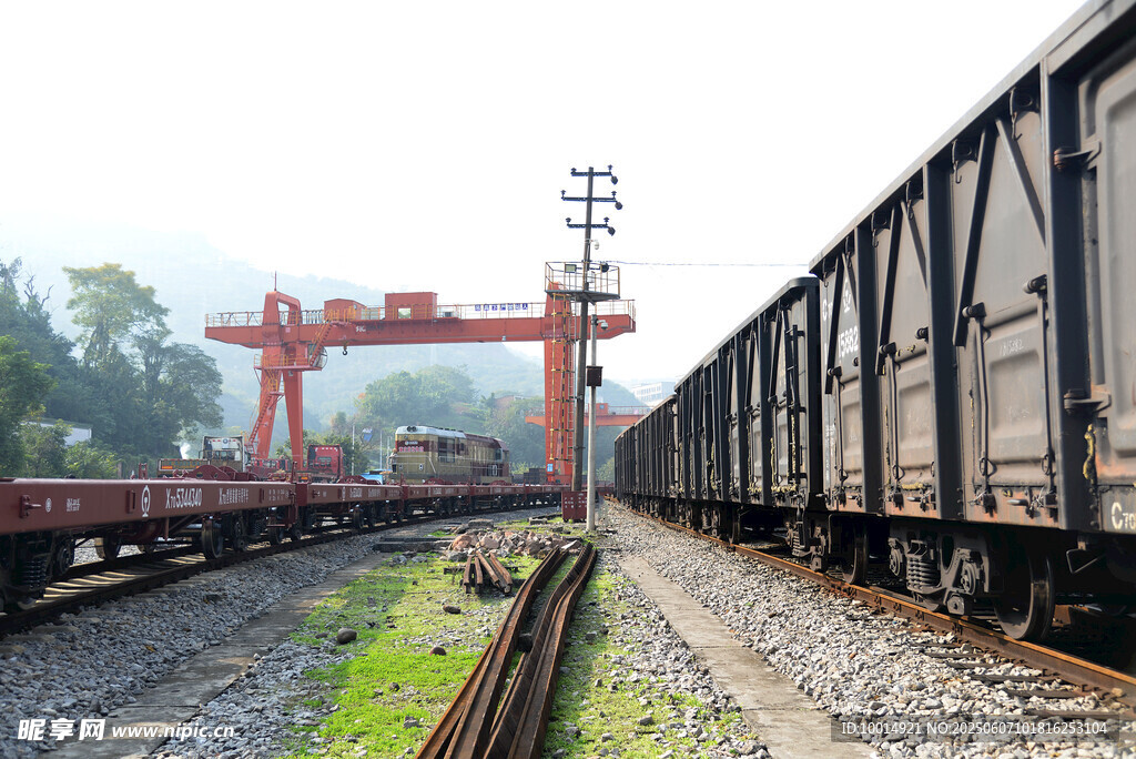 鐵路貨運(yùn)場景中的列車與吊機(jī)