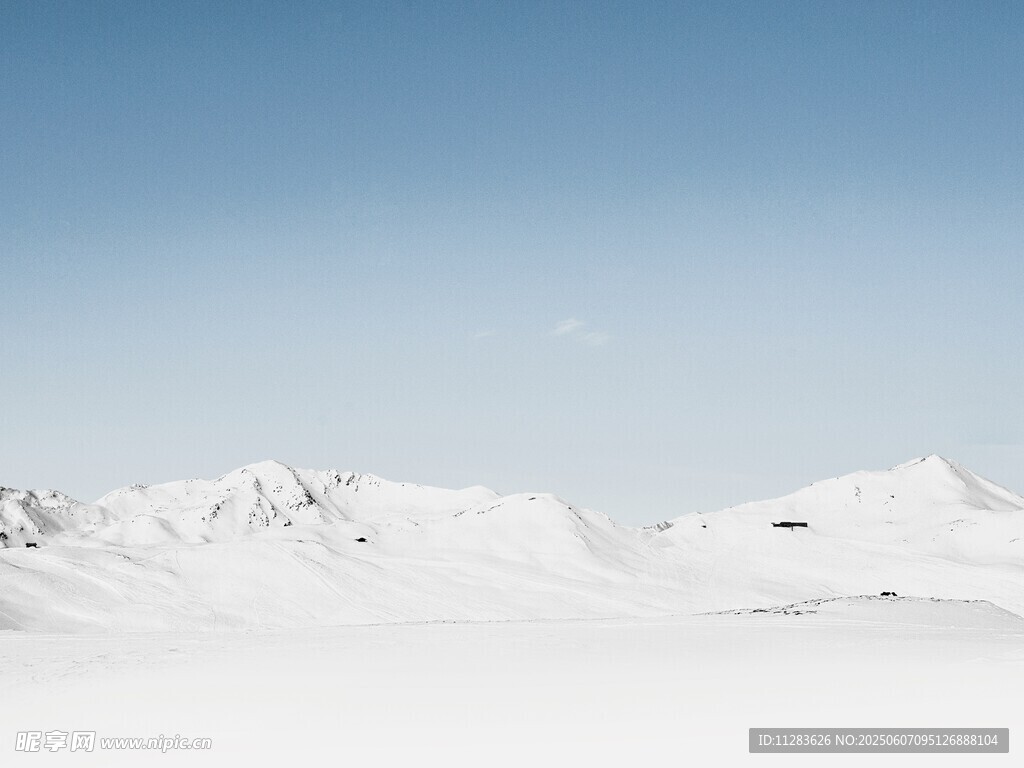 雪覆山巒藍天景