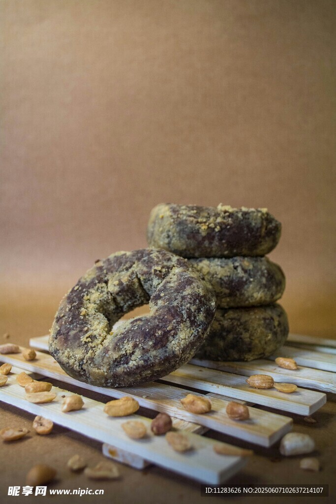堆疊的美味夾心堅果餅干